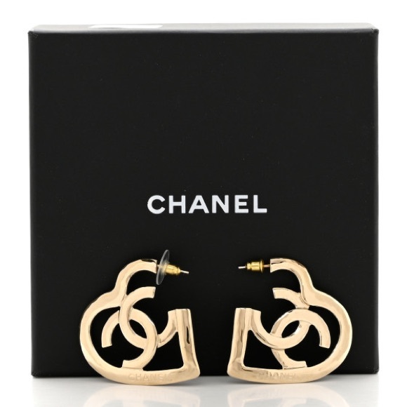 BNIB Chanel CoCo in Love Heart Metal Hoop Earrings Gold AB7894 B07713 NG966 - Picture 1 of 7
